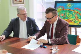 Pokaż zdjęcie: Jerzy Dębski Dyrektor Oddziału Lubelskiego PFRON oraz Andrzej Wnuk Prezydent Miasta Zamość w trakcie podpisywania umowy