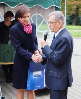 Pokaż zdjęcie: Anna Skupień, dyrektor Oddziału Wielkopolskiego PFRON oraz Bogusław Mikita, dyrektor Domu Pomocy Społecznej w Pile