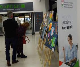 Pokaż zdjęcie: Wystawa prac XVII Ogólnopolskiego Konkursu Plastycznego PFRON „Sztuka Osób Niepełnosprawnych” na Międzynarodowych Targach Poznańskich