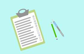 Pokaż zdjęcie: Na jasnoniebieskim tle leży zielony ołówek i szary długopis obok karty w zielonej ramce. Na karcie są grube szare poziome linie zakończone pustymi kwadratami. Kilka kwadratów jest odhaczonych.