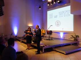 Pokaż zdjęcie: Kierownik WTZ Iwona Pietraszkiewicz oraz Dyrektor Warmińsko-Mazurskiego Oddziału PFRON Janusz Surmacz