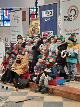 Pokaż zdjęcie: Przedszkolaki podczas śpiewania kolędy 