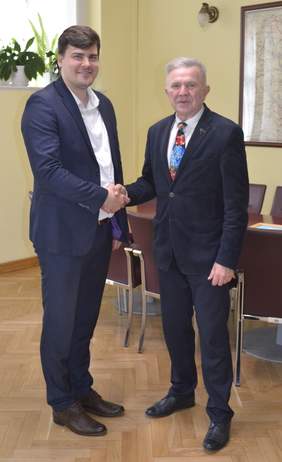 Pokaż zdjęcie: Na zdjęciu dwóch mężczyzn, którzy podają sobie dłoń