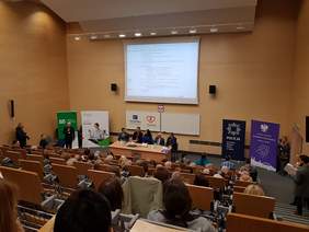 Pokaż zdjęcie: Uroczyste otwarcie i przywitannie uczestników  wydarzenie „Wiek i niepełnosprawność nie ogranicza. Żyj aktywnie i bezpiecznie"