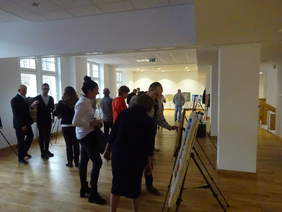 Pokaż zdjęcie: Wystawa prac cieszyła sie dużym zainteresowaniem