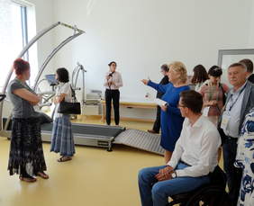 Pokaż zdjęcie: Prof. Danuta Koradecka prezentuje laboratorium CIOP