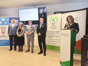 Pokaż zdjęcie: Prowadząca konferencję oraz czworo członków Powiatu Łęczyńskiego uroczyście otwiera konferencję.