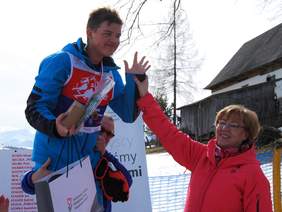 Pokaż zdjęcie: Dyrektor Marta Mordarska oraz uczestnik zawodów narciarskich na podium