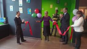 Przecięcie wstęgi przez Panią Prezes podczas otwarcia nowej siedziby stowarzyszenia Nadzieja 