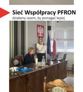 Logo Sieci Współpracy PFRON z hasłem „działamy razem, by pomagać lepiej”. Poniżej zdjęcie z konferencji: dwie kobiety przy stole prezydialnym z mikrofonami, w tle flagi Polski i Unii Europejskiej. 