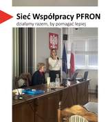 Logo Sieci Współpracy PFRON z hasłem „działamy razem, by pomagać lepiej”. Poniżej zdjęcie z konferencji: dwie kobiety przy stole prezydialnym z mikrofonami, w tle flagi Polski i Unii Europejskiej. 