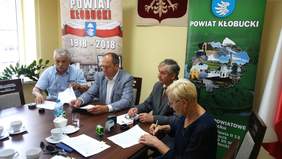 Pokaż zdjęcie: Podpisanie drugiej umowy, od lewej: Członek Zarządu Krzysztof Nowak, Starosta Kłobucki Henryk Kiepura, Dyrektor Oddziału Śląskiego PFRON Jan Wroński, pracownik PFRON