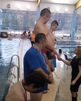 Pokaż zdjęcie: Dekoracja medalowa zwycięzców