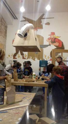 Wizyta w stolarni. Zdjęcie pochodzi ze zbiorów własnych Toruńskiego Towarzystwa Autyzmu.