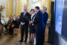 Pokaż zdjęcie: Ludzie odbierają wyróżnienia