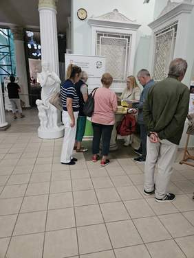 Pokaż zdjęcie: Na zdjęciu roll-up informacyjny Oddziału Świętokrzyskiego PFRON, obok którego przedstawiciel PFRON udzielał zainteresowanym osobom informacji