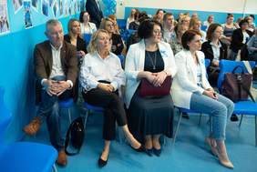 Uczestnicy konferencji siedzą na sali