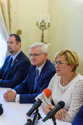 Pokaż zdjęcie: Wiceminister Zdrowia Józefa Szczurek-Żelazko podczas spotkania w Centrum Paderewskiego w Kąśnej Dolnej