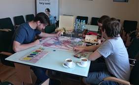 Pokaż zdjęcie: Mateusz Krzyszkowski, Anna Jackiewicz oraz Błażej Kłosowski podczas testowej rozgrywki