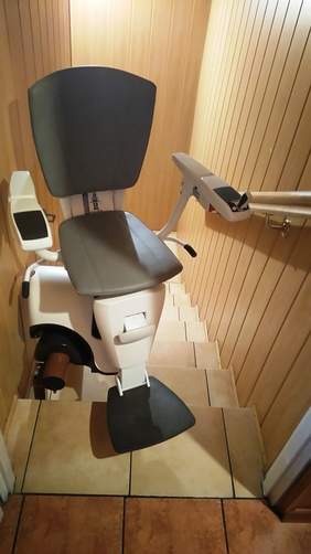 Pokaż zdjęcie: instalacja techniczna pozwalająca osobie niepełnosprawnej na przemieszczanie się między piętrami 