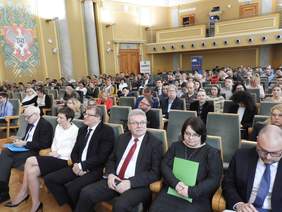 Pokaż zdjęcie: Uczestnicy konferencji naukowej pt.: „Innowacje w zatrudnieniu osób niepełnosprawnych”