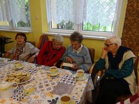 Pokaż zdjęcie: Seniorzy z Zespołu Dziennych Domów Pomocy Filii nr 2 „Klubu Ogrody” otrzymali książki Magdaleny Witkiewicz w ramach akcji Oddziału Wielkopolskiego PFRON
