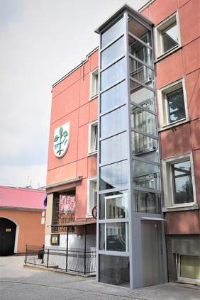 Pokaż zdjęcie: Winda przy budynku Urzędu Miasta i Gminy w Buku z dofinansowaniem ze środków PFRON