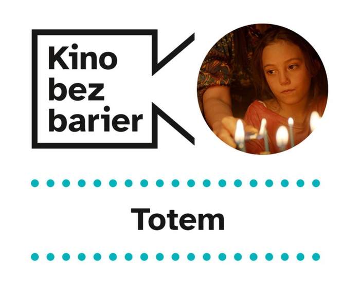 Pokaż zdjęcie: Na grafice widnie logo „Kina bez barier” na białym tle, jak również kadr z filmu „Totem” przedstawiający dziewczynkę, na tle której widoczna jest dłoń kobiety zapalającej świeczki. Poniżej widoczny jest ponadto duży czarny tytuł „Totem” pomiędzy dwoma rzędami zielonych kropek.