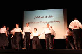 Pokaż zdjęcie: Polonez w wykonaniu uczestników WTZ