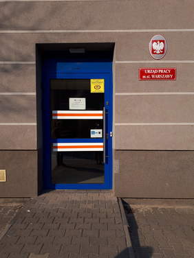 Pokaż zdjęcie: Wejście do urzędu, drzwi wejściowe oraz podjazd dla wózków