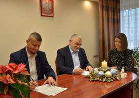 Pokaż zdjęcie: Zawarcie umowy z Powiatem Łęczyńskim fot. Starostwo Powiatowe w Łęcznej