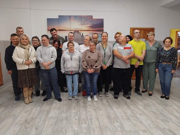 Pokaż zdjęcie: Okolicznoście zdjęcie uczestników i kadry WTZ z Dyrektor Oddziału Lubuskiego PFRON