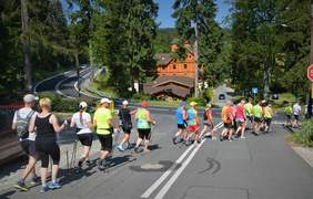 Pokaż zdjęcie: Zawodnicy na trasie zawodów