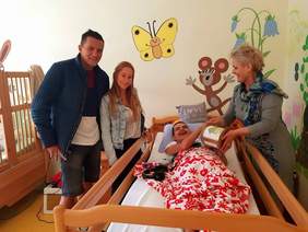 Organizatorzy akcji - Pani Ida i Maciej z Prezesem Fundacji - Aleksandrą Ruszczak przy łózku podopiecznego Fundacji