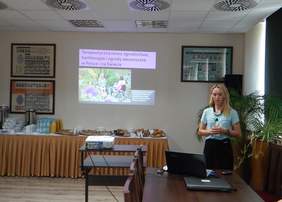 Pokaż zdjęcie: dr inż. Bożena Szewczyk Taranek podczas prezentacji pn. „Terapeutyczna twarz ogrodnictwa: Hortiterapia i Ogrody Sensoryczne w Polsce i na świecie”
