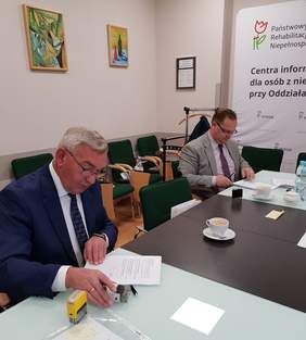 Pokaż zdjęcie: Andrzej Potępa, starosta brzeski oraz Maciej Podobiński podczas podpisywania umowy o realizację programu Rehabilitacja 25 plus