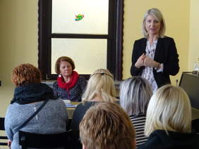 Uczestnicy spotkania słuchają przemówienia przedstawiciela POPON-u - Magdaleny Słoneckiej