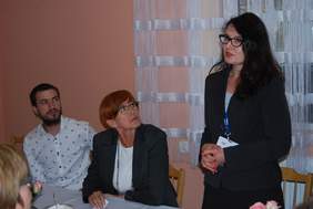 Od lewej Jan Mela – prezes Fundacji „Poza Horyzonty”,  Elżbieta Rafalska – Minister Rodziny, Pracy i Polityki Społecznej, Dorota Habich – p.o. Prezesa Zarządu PFRON