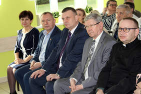 Pokaż zdjęcie: zaproszeni goście oraz podopieczni ŚDS w oczekiwaniu na występy artystyczne