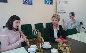 Pokaż zdjęcie: Od lewej-Anna Orzechowska, Prezes zarządu Centrum Rehabilitacji "Znowu w Biegu", Agnieszka Pleti, Prezes Fundacji "Poland Business Run" podczas spotkania w Małopolskim Oddziale PFRON