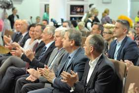 Pokaż zdjęcie: Zaproszeni goście na uroczyste otwarcie Zielonej Strefy Relaksu.