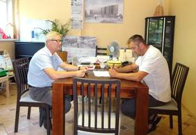 Pokaż zdjęcie: właściciel firmy DREMUS Waldemar Muszyński oraz Specjalista Oddział Łodzkiego Przemysław Suligorski -podczas wizyty monitorującej