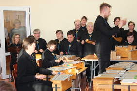 Pokaż zdjęcie: Gra orkiestra perkusyjna Gamelan