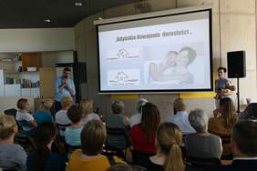 Pokaż zdjęcie: Targi Innowacji Społecznych – Sławomir Matuszak z Fundacji „Dom Marzeń” (z lewej)