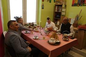 Pokaż zdjęcie: Degustacja i ocena potraw przez jury XVII Wojewódzkiego Konkursu Sztuki Kulinarnej 