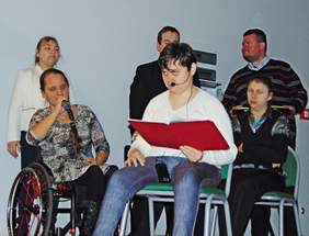 Pokaż zdjęcie: Spotkanie wigilijne w Stowarzyszeniu Na Rzecz Osób Niepełnosprawnych „Promyk”