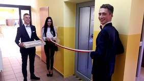 Pokaż zdjęcie: Uroczystość przekazania windy dla uczniów Zespołu Szkół Ponadgimnazjalnych w Jarocinie