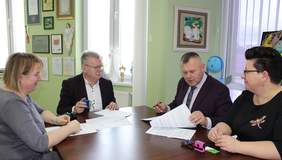 Pokaż zdjęcie: Iwona Osmałek specjalista PFRON,Jerzy Dębski Dyrektor Oddziału Lubelskiego PFRON,Jarosław Koczkodaj Wójt Gminy,Katarzyna Skowron Skarbnik Gminy