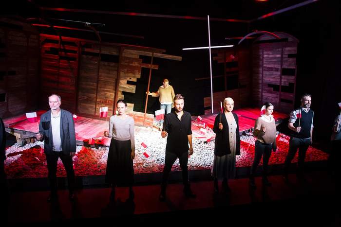 Pokaż zdjęcie: Spektakl RUSCY - Teatr Wybrzeże/ źródło:www.teatrwybrzeze.pl