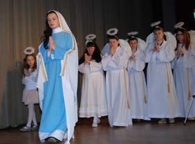 Pokaż zdjęcie: Występ w wykonaniu członków Wspólnoty "Gumisie"